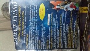 Semplicemente che un comune pastone come questo ha dentro di tutto di più già di per lui. ...ben miscelato,cosa che a mano non  sarebbe così perfetto come a macchina, a meno che non lo frulli,tutto li...qualità del prodotto non la metto in dubbio,ma alla fine son fatti tutti con la stessa materia prima,se di marca sarà prima qualità, altrimenti di seconda o terza..,quindi io x praticità preferisco uno già composto,tutto li.